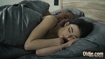 play Er schläft mit seinem Großvater und beginnt Sex mit ihm zu haben