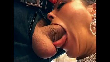 play Il tire la langue quand il a toute sa bite dans la gorge