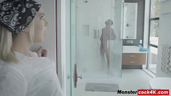 play Tritt über ihn in die Dusche, wo sie harten Sex haben