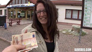 play Adolescente nerd sobornado con dinero para que le dé sexo oral