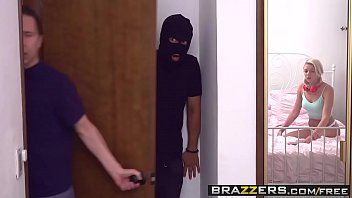 play Hij komt haar huis binnen en misbruikt hem