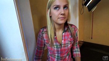 play Femeie blonda penetrata hardcore de un pervers care ii da sex oral