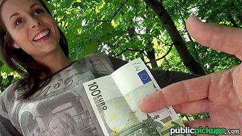 play Szczęśliwa Francuzka, gdy jest stara, bierze pieniądze i jest stara publicznie