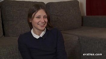 play La mère chaude Tania après s'être déshabillée pour un chat vidéo et se masturber