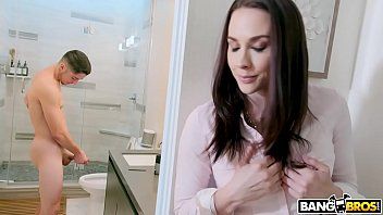 play En el baño con la hermana que sigue a su hermano cuando este se masturba