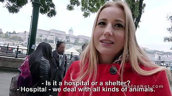 play Él ve su culo abultado, arriba de la rubia y le dice entre el público que quiere follarla.