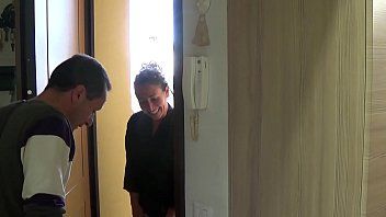 play Trentenaire avec troupeau dans la chatte descend 3 étages pour baiser avec son petit ami en bas