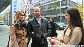 play La chica regala 1500 euros por un video chat de trío