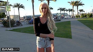 play Dringt een sexy blondine met kleine tieten en strak poesje binnen