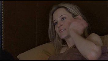 play Die rumänische Blondine in einem übermütigen Cauhardcore wird gefilmt, indem sie den Vibrator in sie steckt