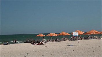 play Sexe hardcore sur la plage de Constanta avec deux jeunes de 18 ans