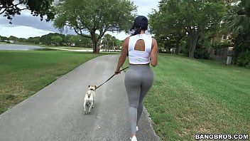 play Mujer sale a pasear por el parque con el cachorro y se la follan entre los arbustos