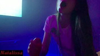 play Mujer policía filmada en secreto haciéndole una mamada a un hombre