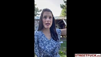 play يمشي بالسيارة مع رجل مجهول ويعطيه الكثير