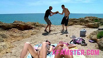 play Ein dicker Mann macht mit einem 18-jährigen Mädchen xxx im Sand