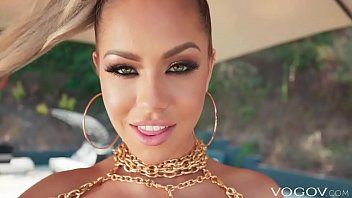 play La danseuse se fend et se frotte entre les fesses xxx