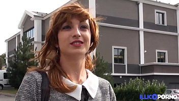 play Una adolescente pelirroja quiere que conozcas tu polla con su coño