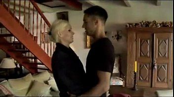 play Blonde mature sexy attend que sa voisine vienne du travail pour lui donner une petite bite