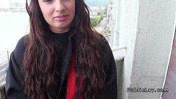 play Elle adore sucer son amant jusqu'à ce qu'il jouisse dans sa bouche