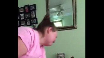 play Une pute de milf moche se prend deux bites dans la gorge