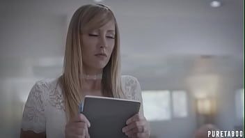 play Hay mucho trabajo que hacer con esta adolescente rubia porque no ha hecho xxx