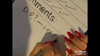 play Blonde Hure, die es liebt, Analsex zu machen und ihre Muschi einzuführen