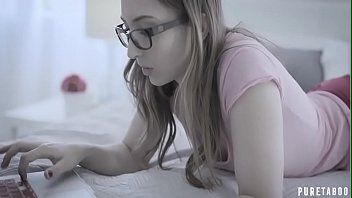 play Infila la mano nella figa di questa adolescente perché vuole farle avere un orgasmo