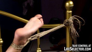 play Esta aldeana se frota el coño de forma muy sensual y quiere que la follen por el culo.