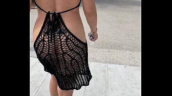 play Nesexy camina más desnuda en público y dice que quiere tener sexo en el hotel