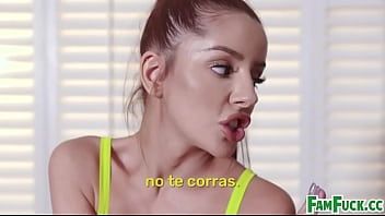 play Esta pelirroja flaca sabe mejor cómo hacer xxx con su pequeño