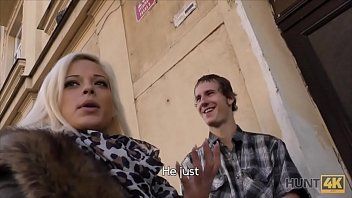 play Une blonde fait du xxx dur dans le cul et la chatte pour de l'argent