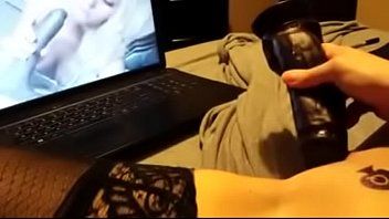 play Chica de 19 años mira películas xnxx y se masturba con una polla negra de goma
