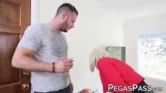 play Muskulöser Gärtner gibt MILF Savana Styles einen harten Ritt und einen Cumshot