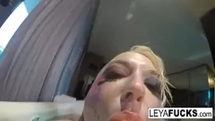 play جلسة الاستحمام المنفردة المكثفة من Leya Falcon: الهرة والثدي والحمار
