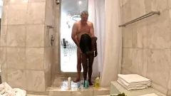 play Douche interraciale torride : MILF nouvelle venue avec Louis