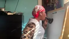 play Rasierte Schlampe gibt heißen hausgemachten Blowjob für neue Ausrüstung