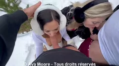 play Winter Dreier: Zwei schmutzige blonde und brünette Amateure Deepthroating und Cumshot auf ihre Gesichter bekommen
