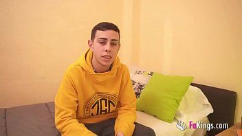 play La perra de 19 años se folla a una perra hardcore con su gran polla