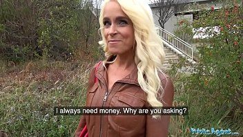 play Il paie cette chienne pour avoir des relations sexuelles totales