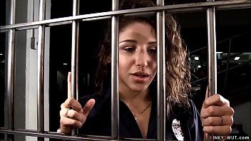 play Colega lesbiana se quita la ropa interior y luego se frota el coño duro