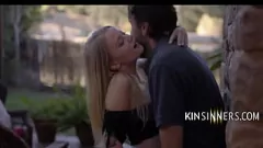 play El tío alto no puede resistirse a los encantos sensuales de su sobrina apasionada